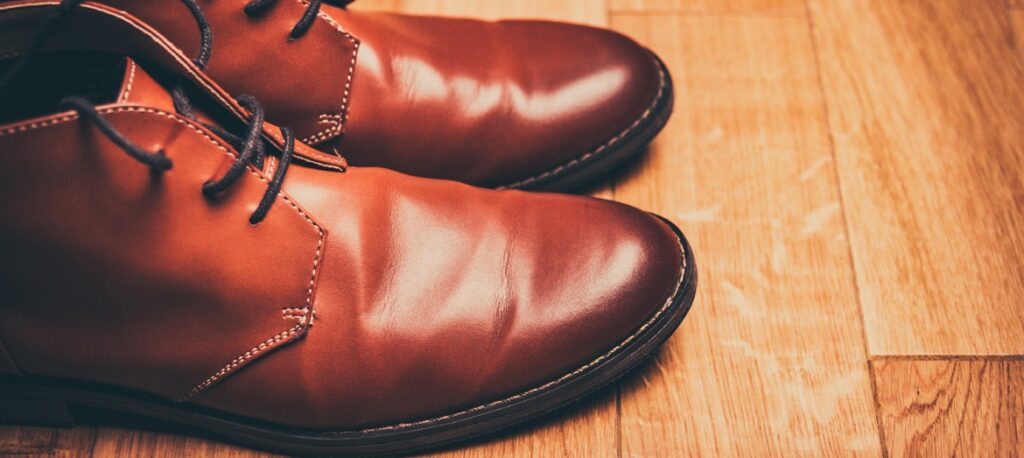 ¿Cómo se ablanda la piel de los zapatos?