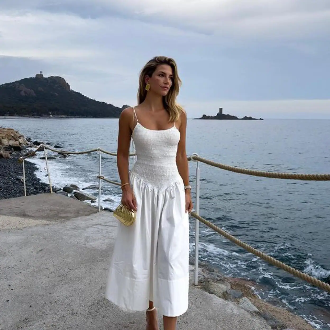 La elección del color de zapatos para un vestido blanco: un debate argumentativo